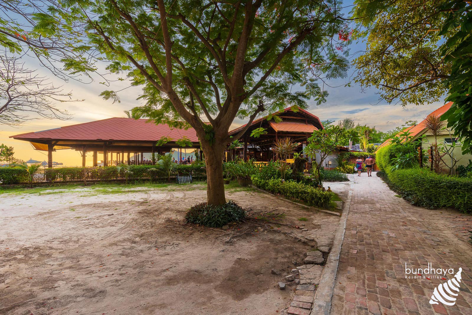 Deluxe Bungalow Thumbnail 5