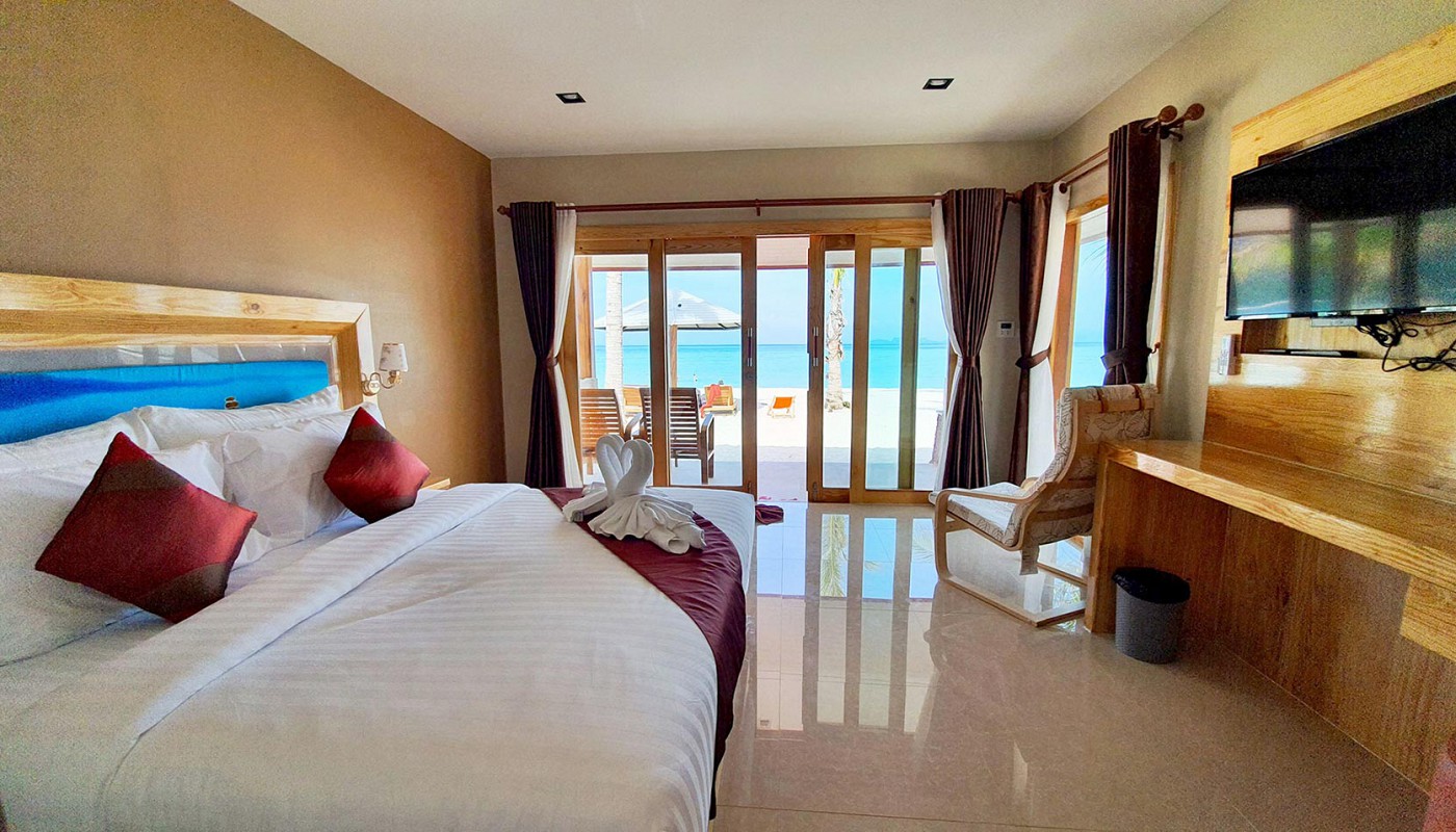 Deluxe Beachfront Thumbnail 2