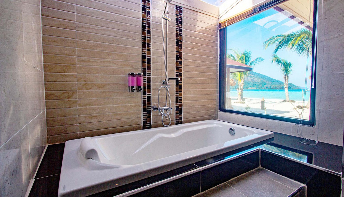 Deluxe Beachfront Thumbnail 4