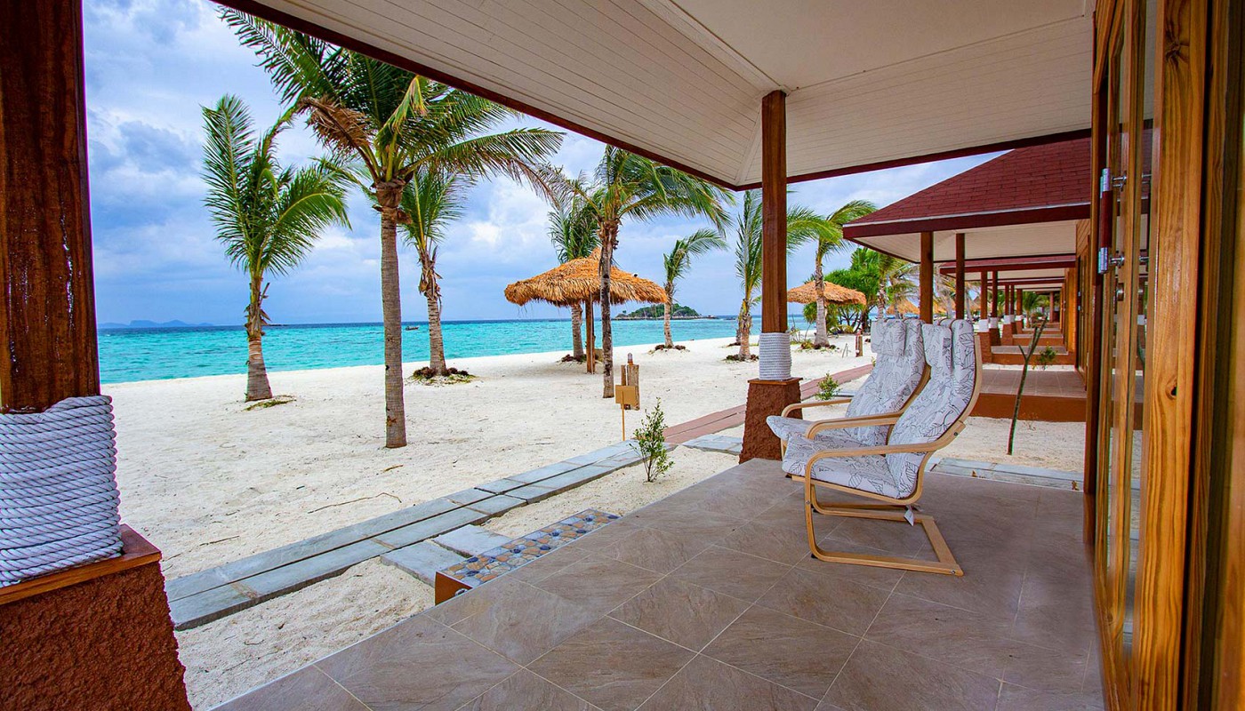 Deluxe Beachfront Thumbnail 5