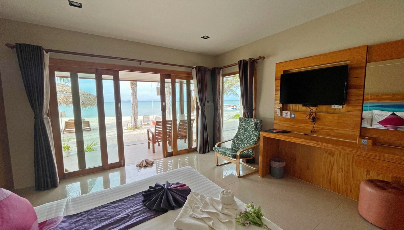 Deluxe Beachfront Thumbnail 6