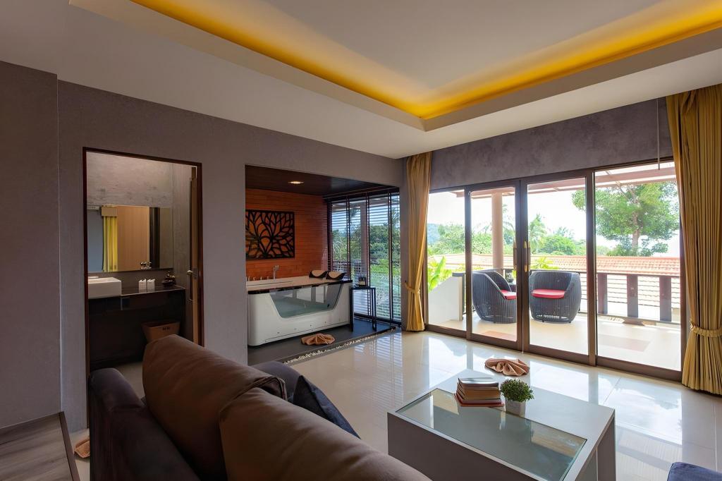 Deluxe Honeymoon Suite