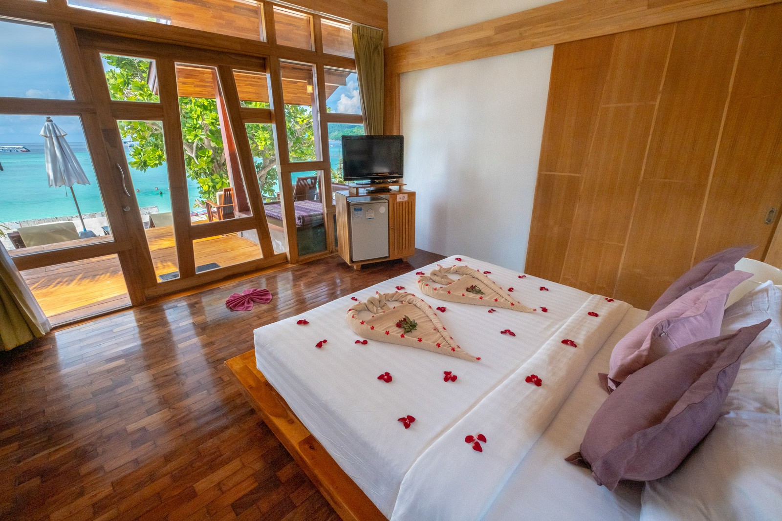 Honeymoon Beach Front Bungalow with Jacuzzi