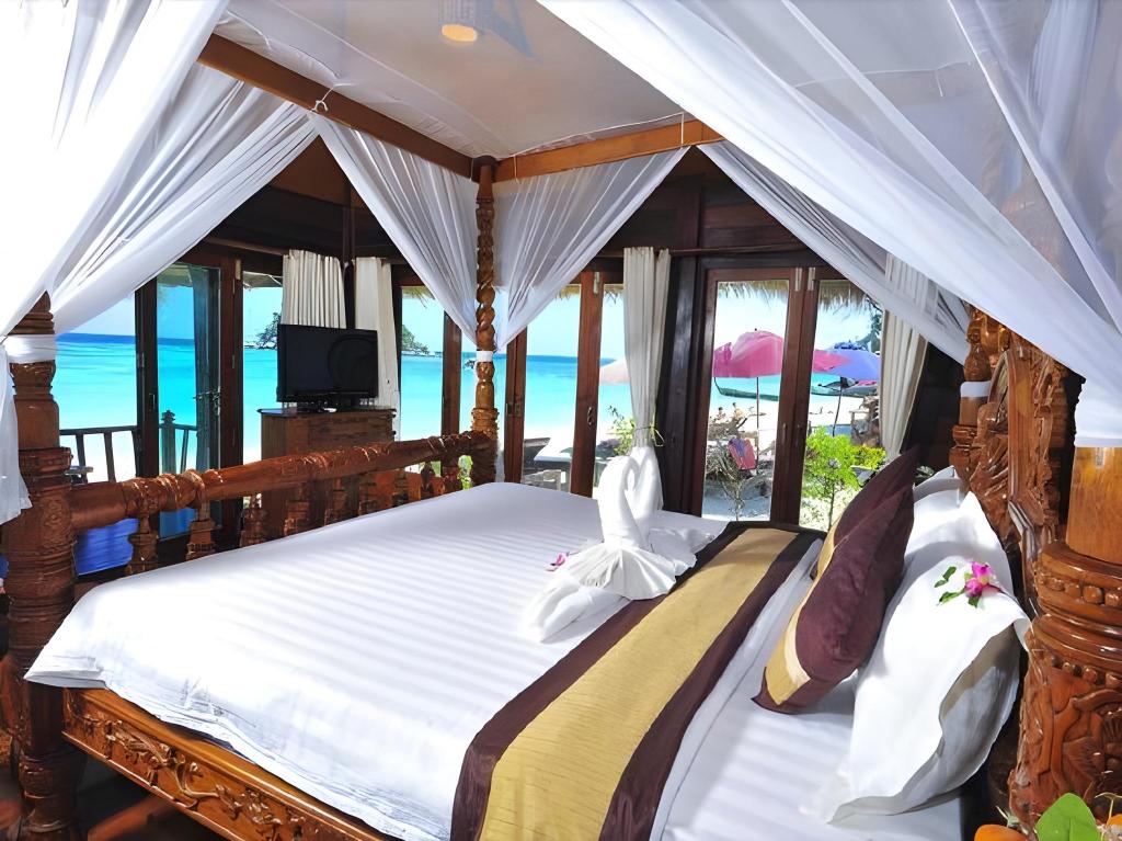 Deluxe Beachfront Villa