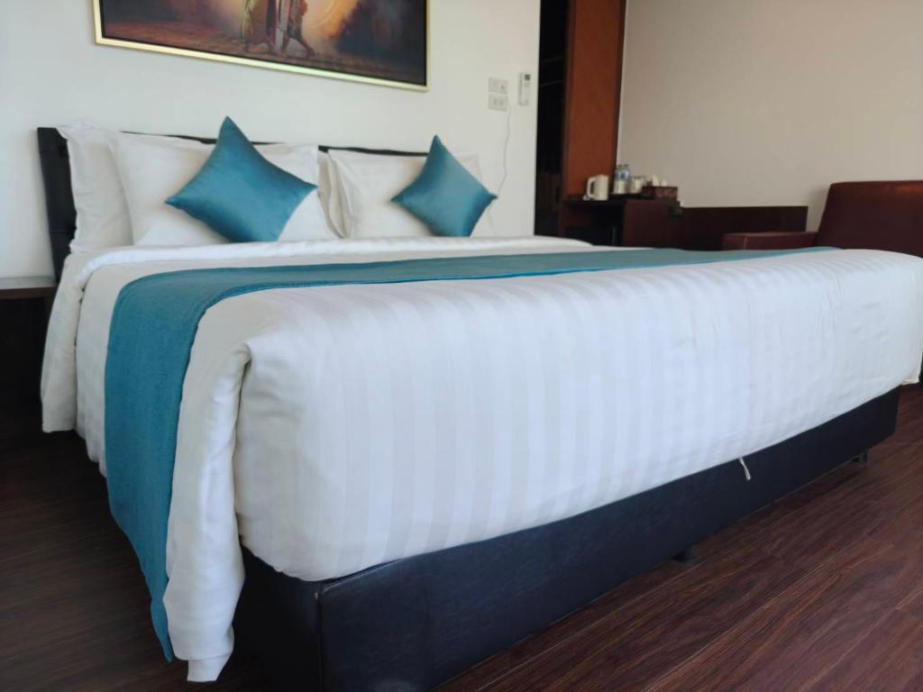 Deluxe Partial Sea View