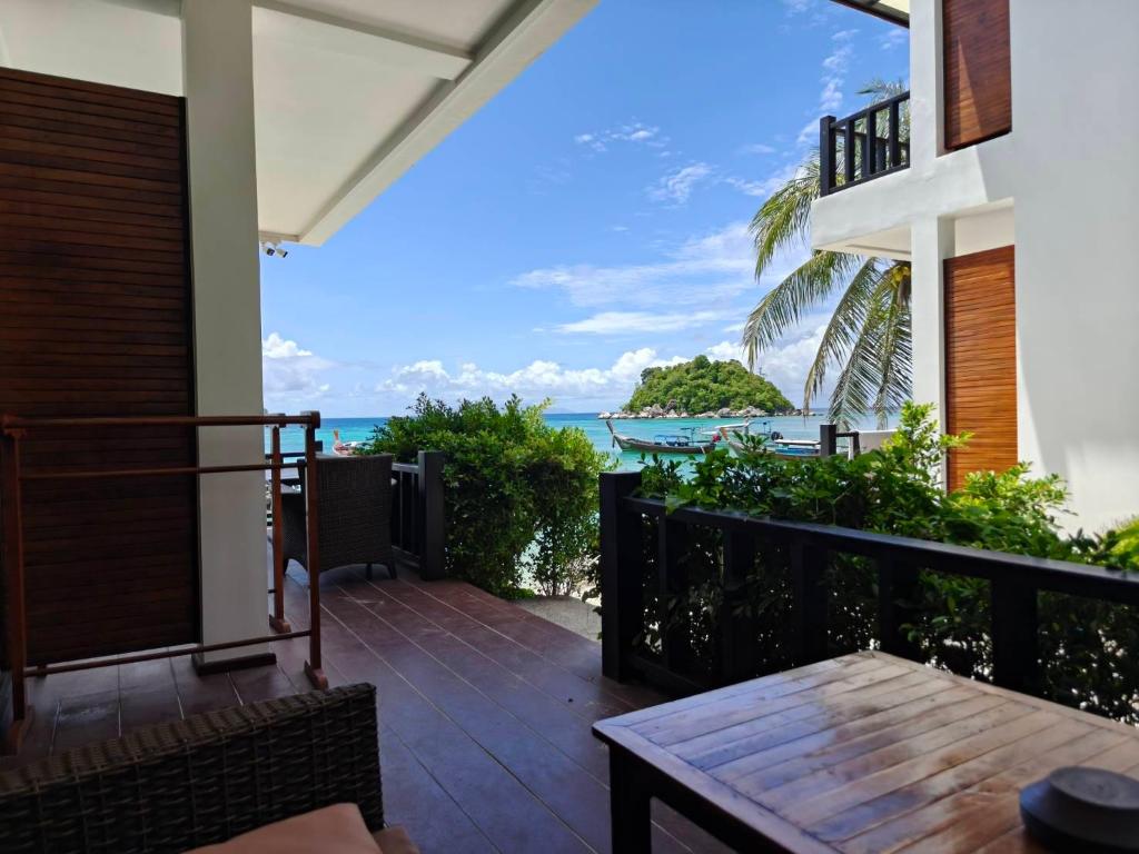 Deluxe Partial Seaview