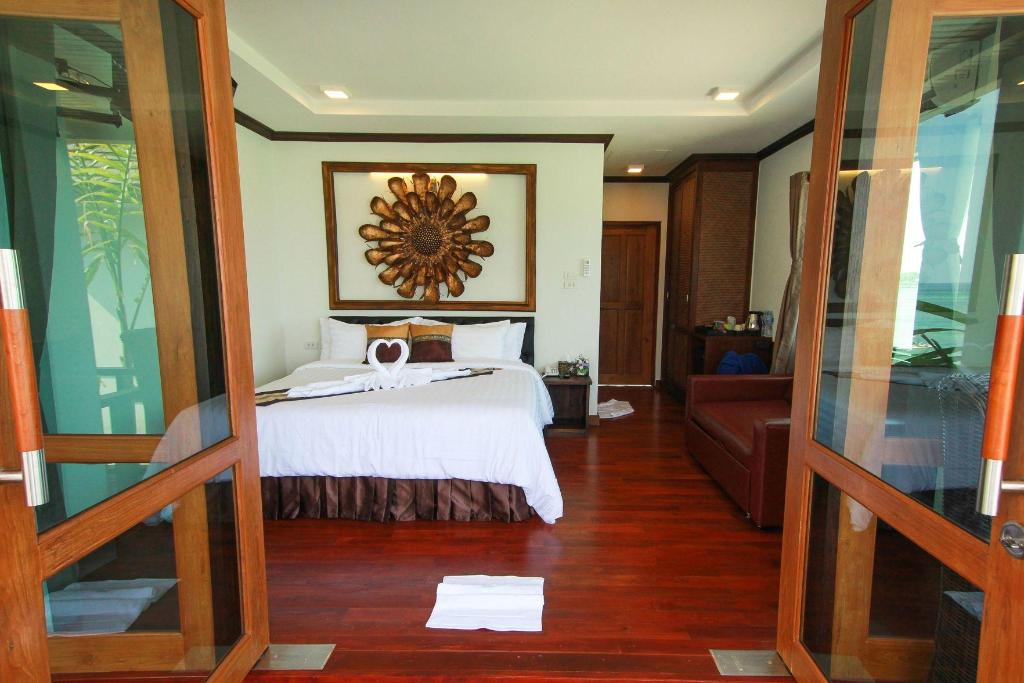Deluxe Room Thumbnail 2