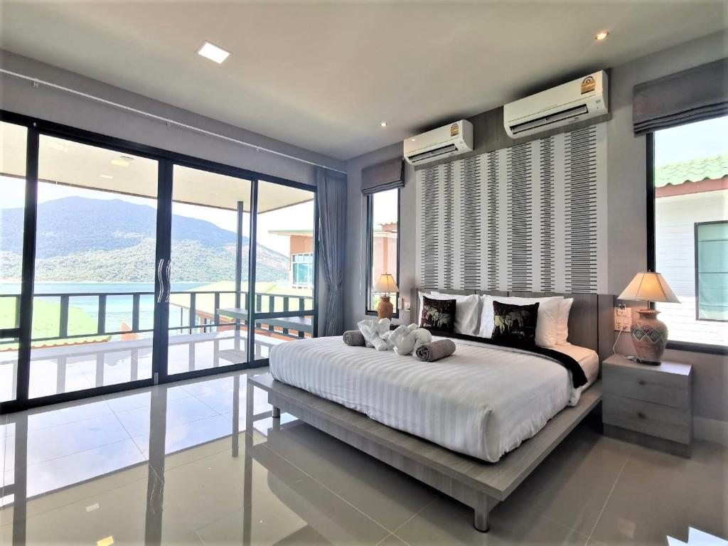 Deluxe Seaview