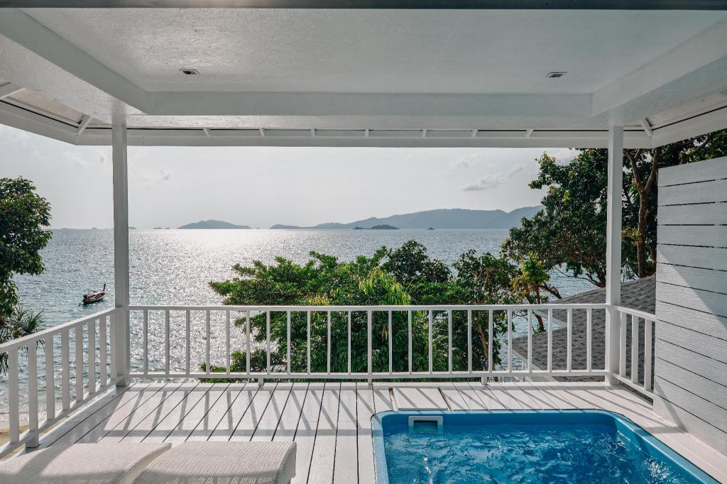 Family Ocean View Thumbnail 6