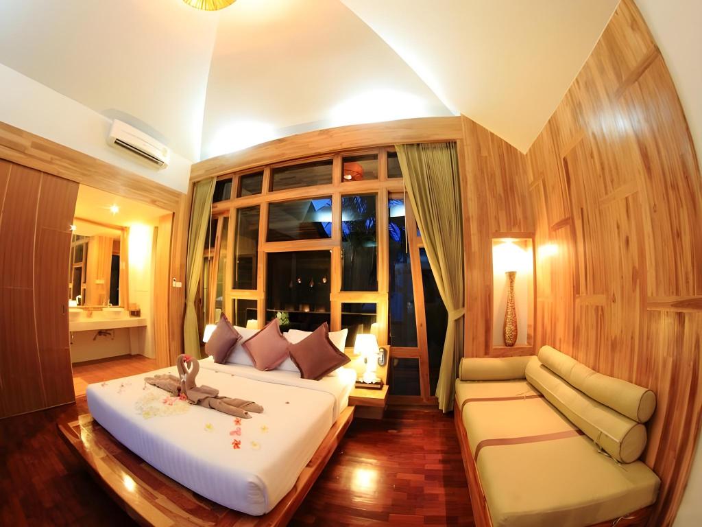 Honeymoon Beach Front Bungalow with Jacuzzi