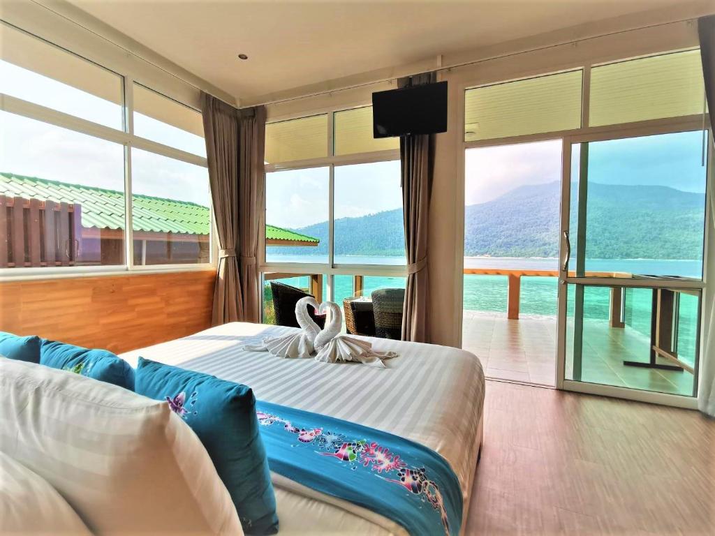 Ocean pool villa