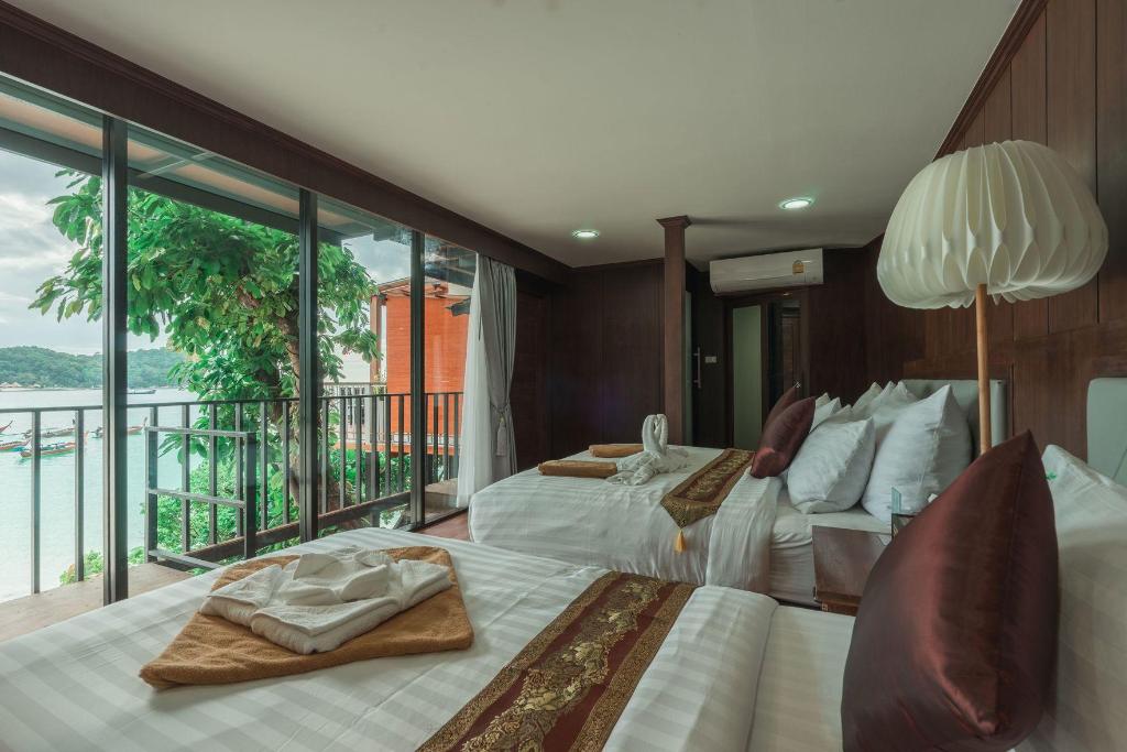 Royal Sea View Family